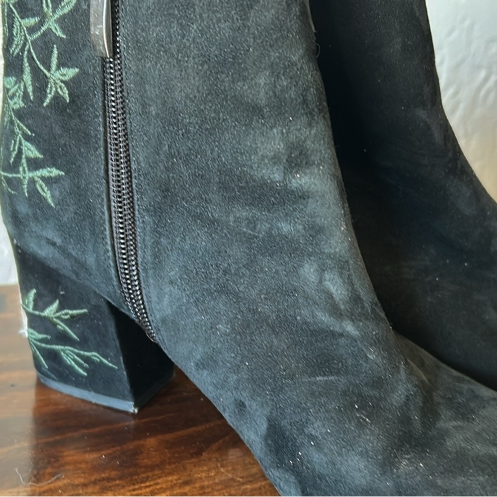 Green and Black Ankle Boots with Elegant Embroidery